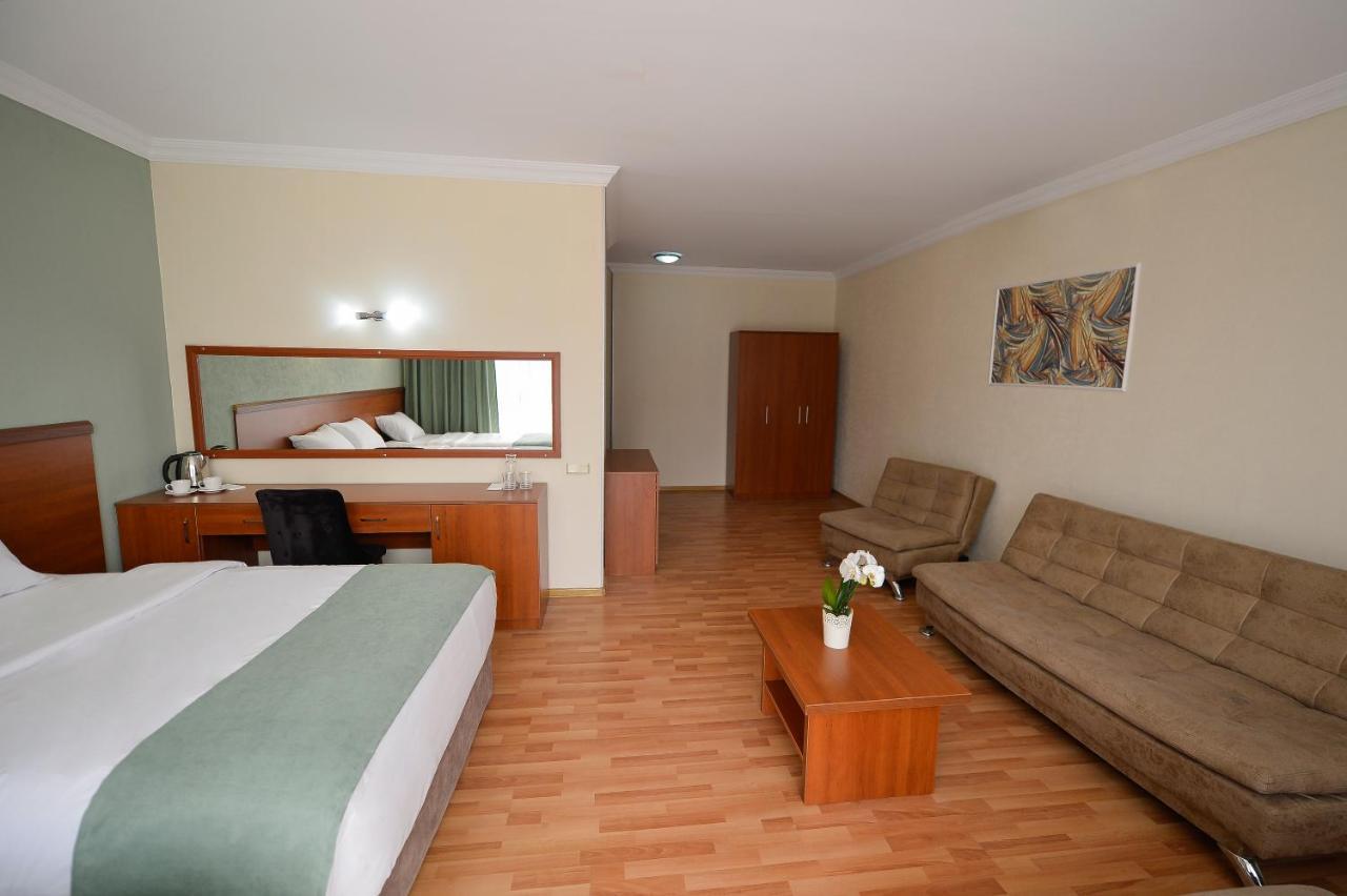 Aura Boutique Hotel Batumi Exterior photo